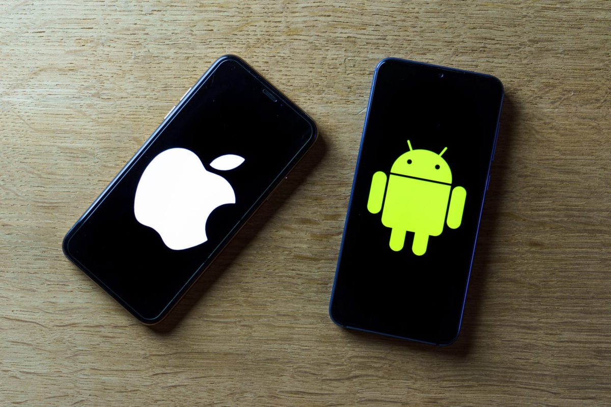 Zwei Smartphones mit den Betriebssystemen iOS und Android.