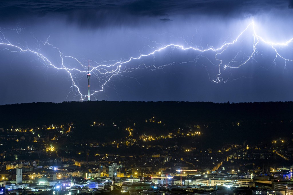 Ein Gewitter über einer Stadt