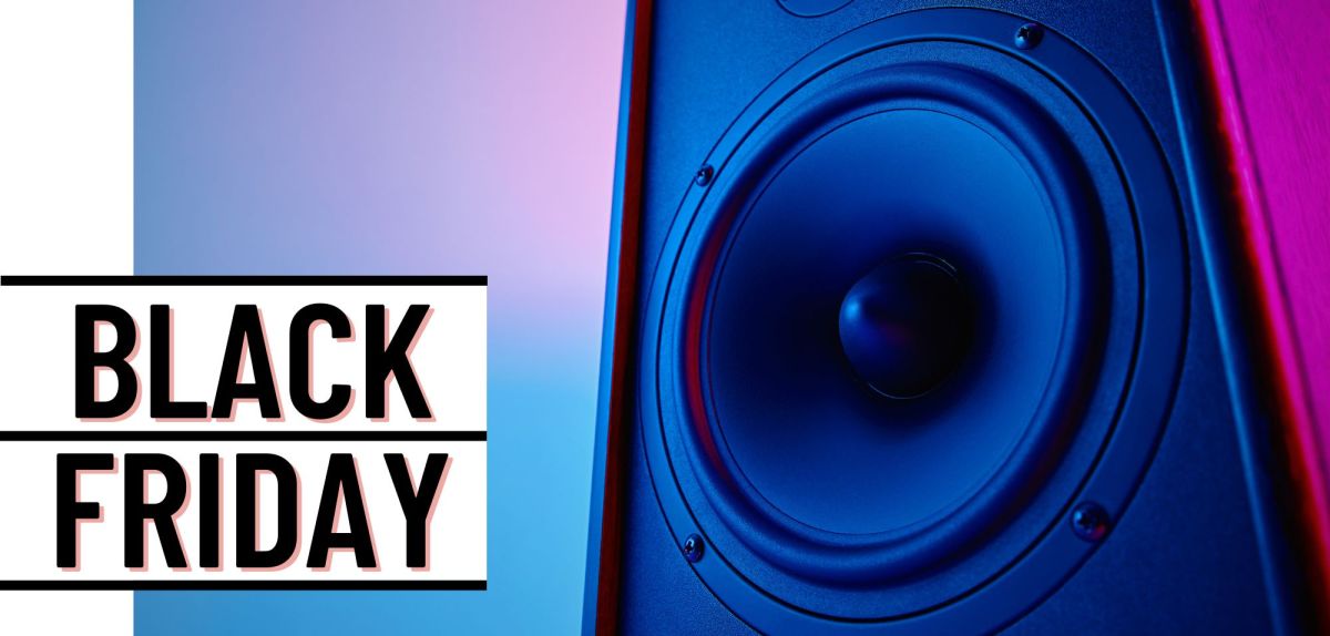 Lautsprecher neben einem Black Friday-Schriftzug