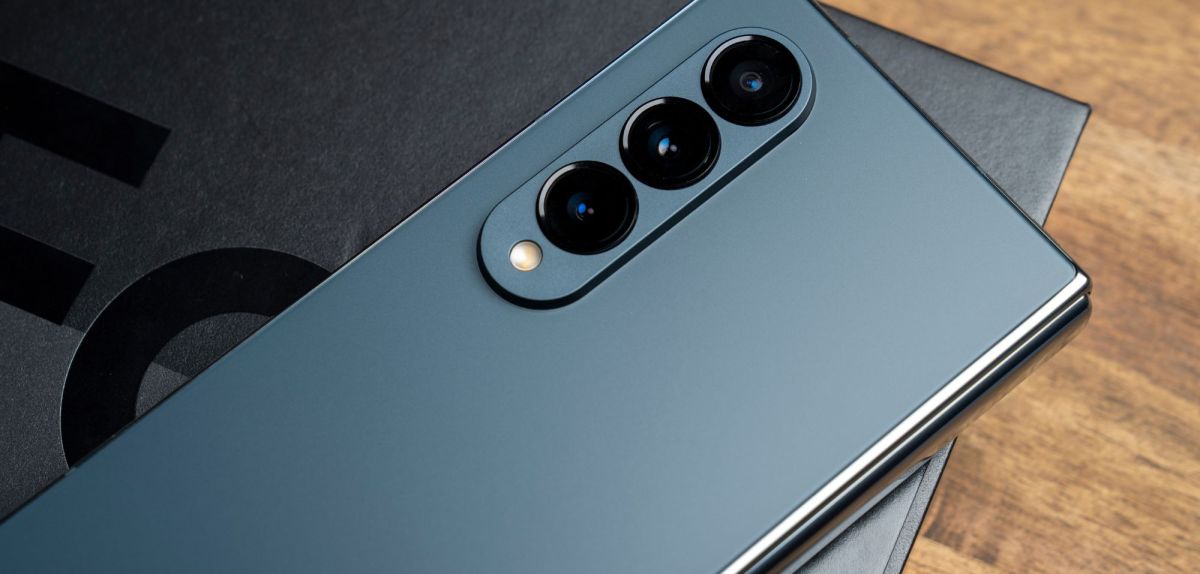Ein Samsung Galaxy Z Fold 4 mitsamt Verpackung.