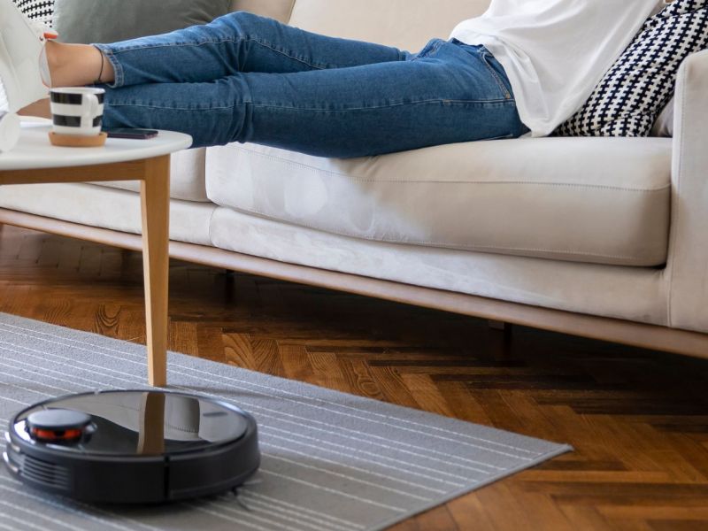 Saugroboter mit Alexa saugt den Boden.