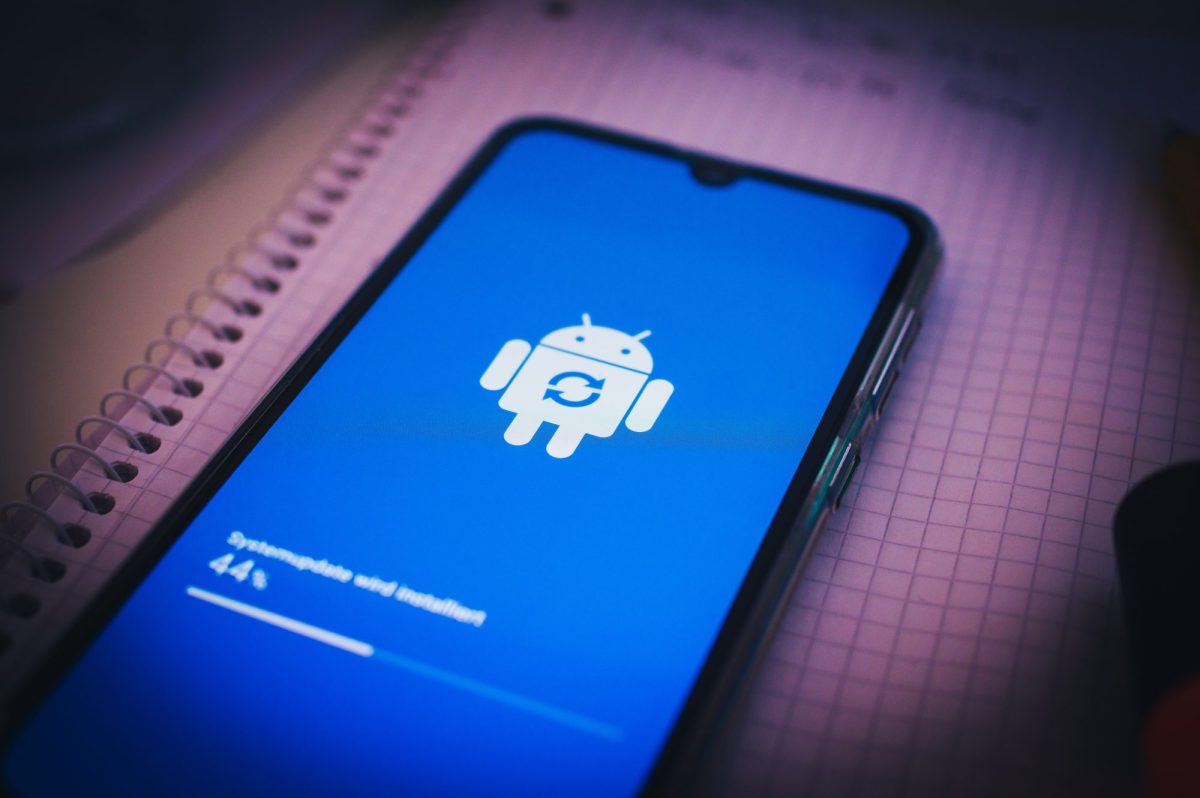 Android-Handy führt Systemupdate durch.