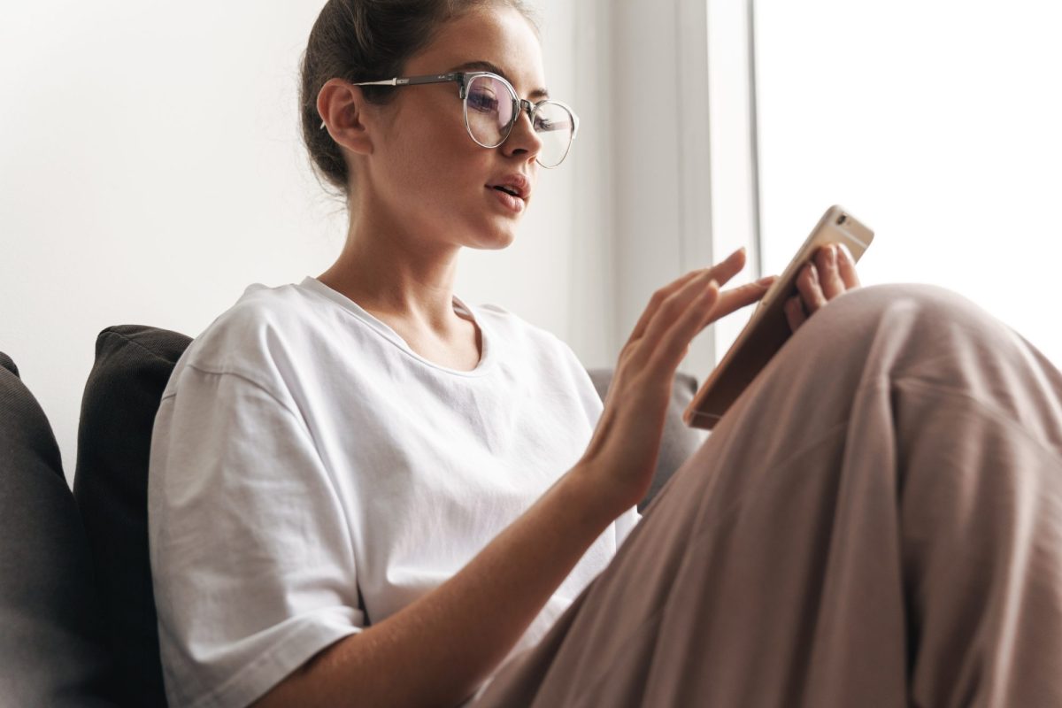 Frau tippt auf einem Smartphone herum