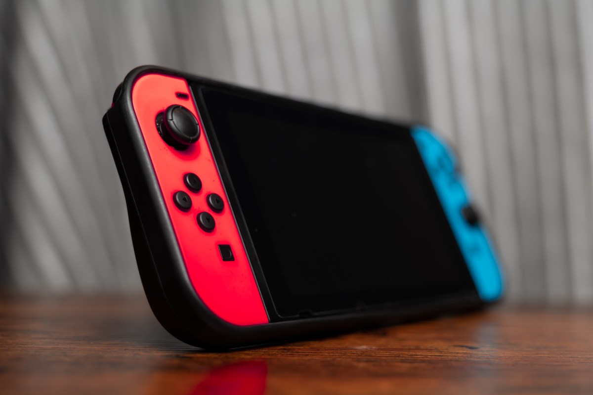 Nintendo Switch OLED auf einem Tisch