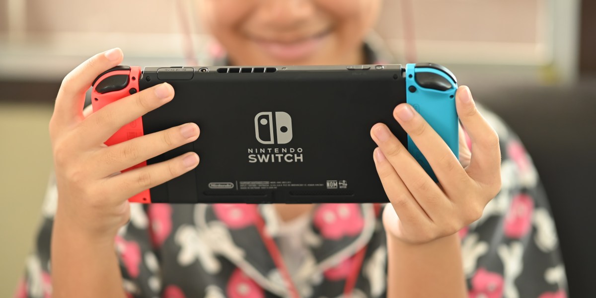 Kind spielt mit Nintendo Switch