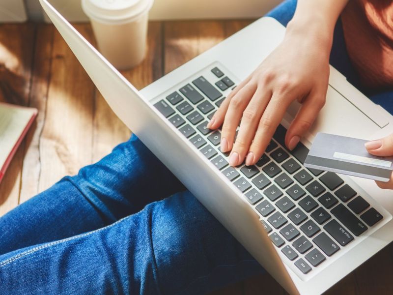 Person beim Online-Shopping am Laptop