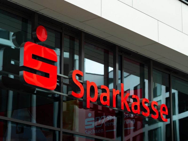 Das Logo der Sparkasse am Äußeren der Bank.