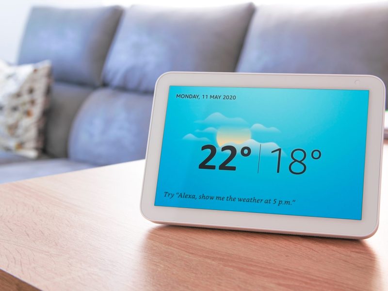 Amazon Echo Show 8 zeigt Wetterdaten an.