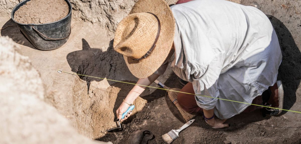 Forscher bei einer archäologischen Ausgrabung.