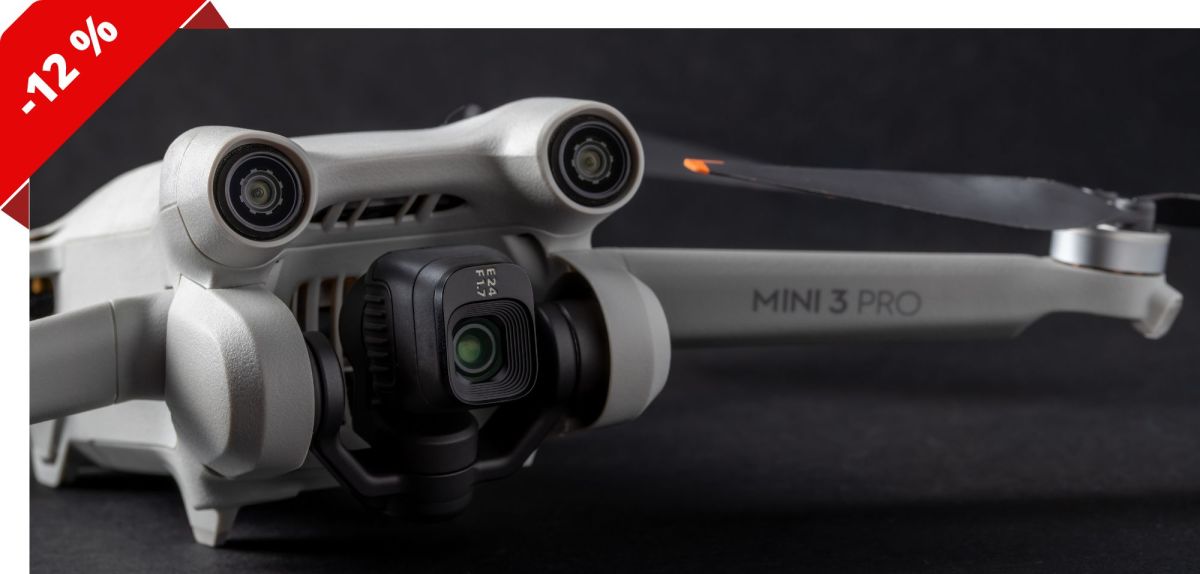 DJI Mini 3 Pro vor schwarzem Hintergrund