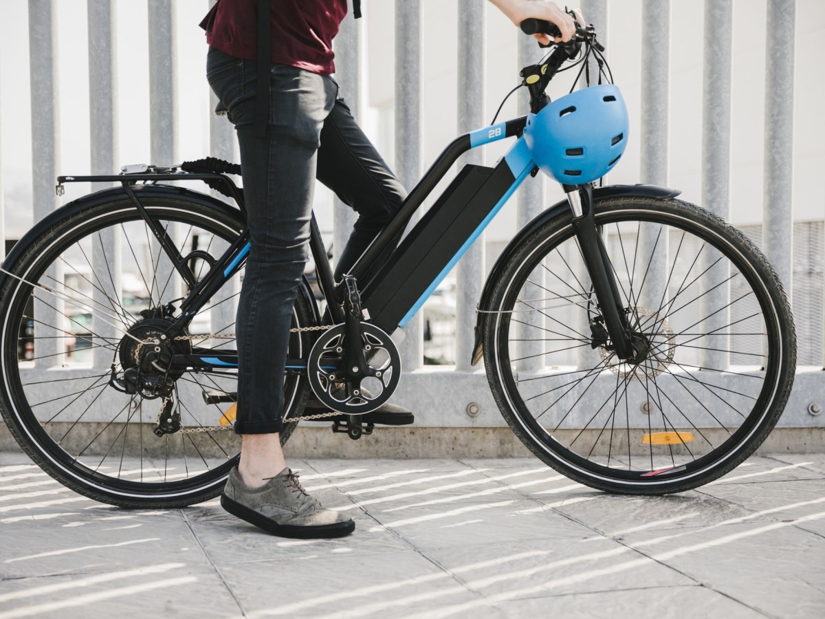 Person auf stehendem Elektrofahrrad