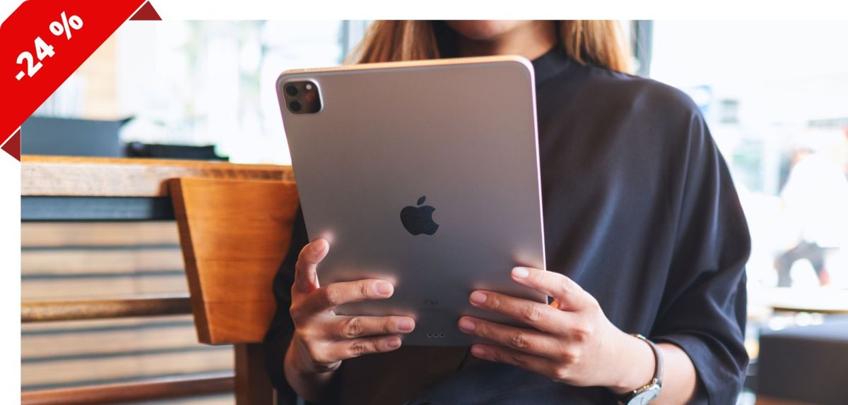 Frau mit iPad in ihrer Hand