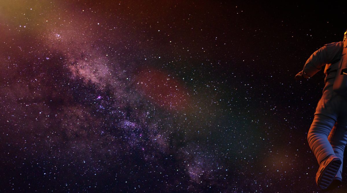 Astronaut vor einem kosmischen Nebel