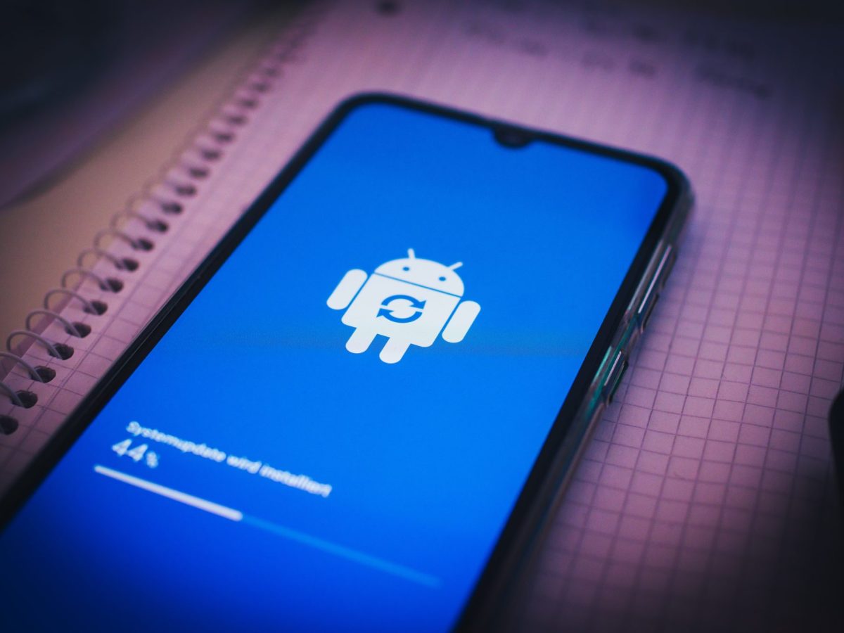 Handy liegt auf einem College Block und zeigt Android Update an.