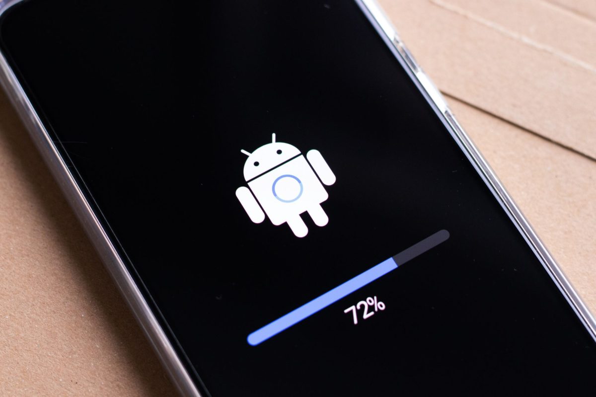 Smartphone führt Update auf Android 15 durch