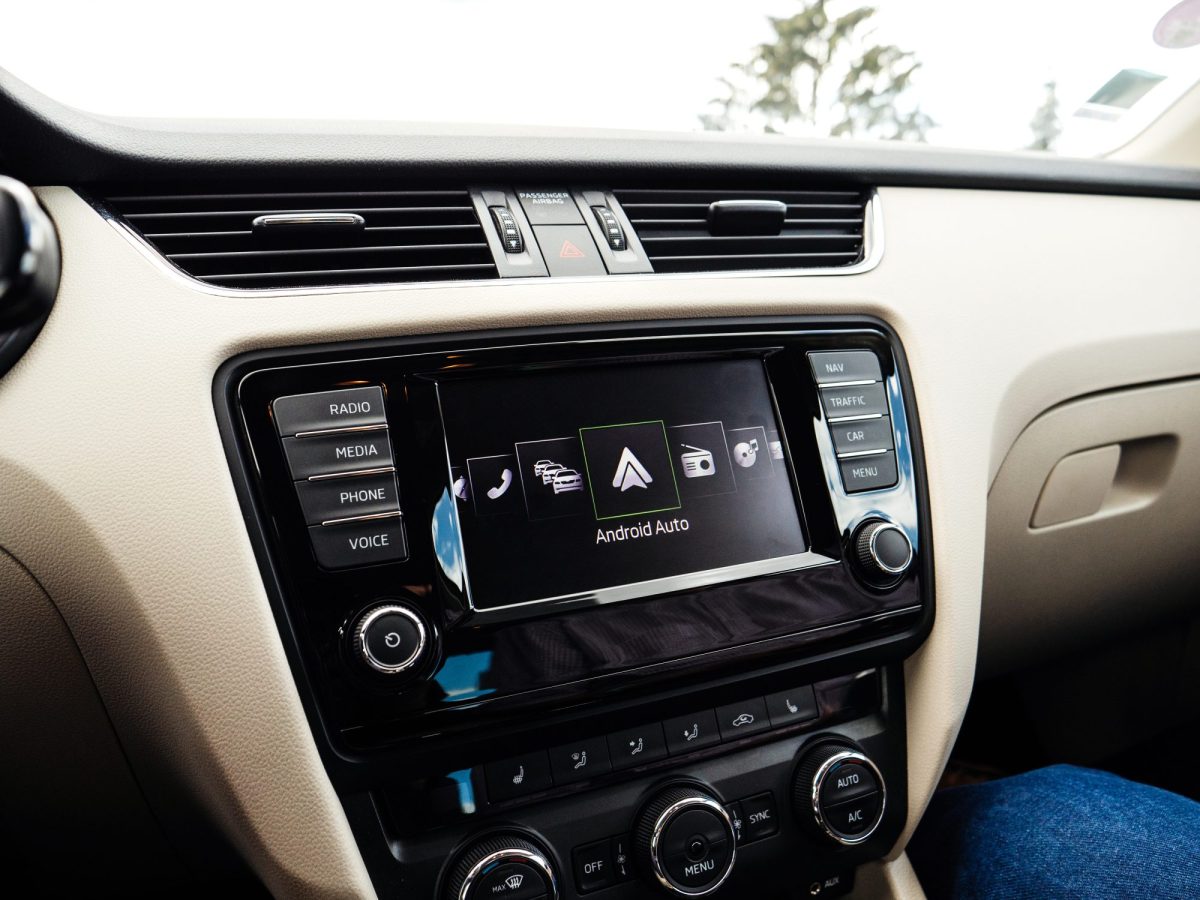 Navi-Bildschirm zeigt Android Auto-Symbol an.