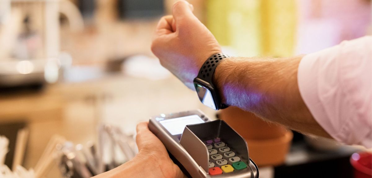 Mann bezahlt mit Apple Pay auf der Apple Watch