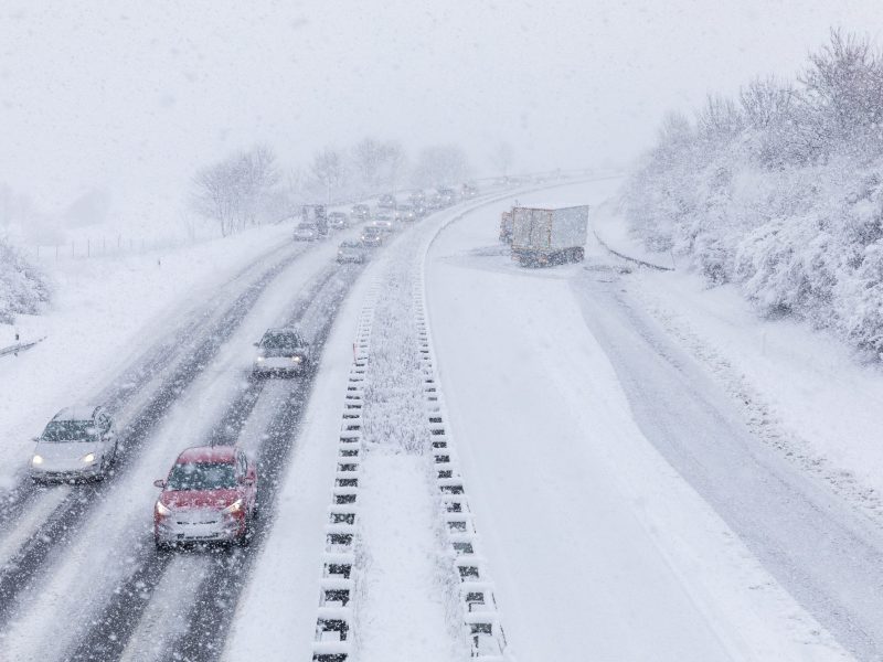 Schneesturm auf einer Autobahn