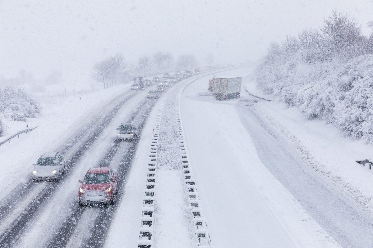 Schneesturm auf einer Autobahn