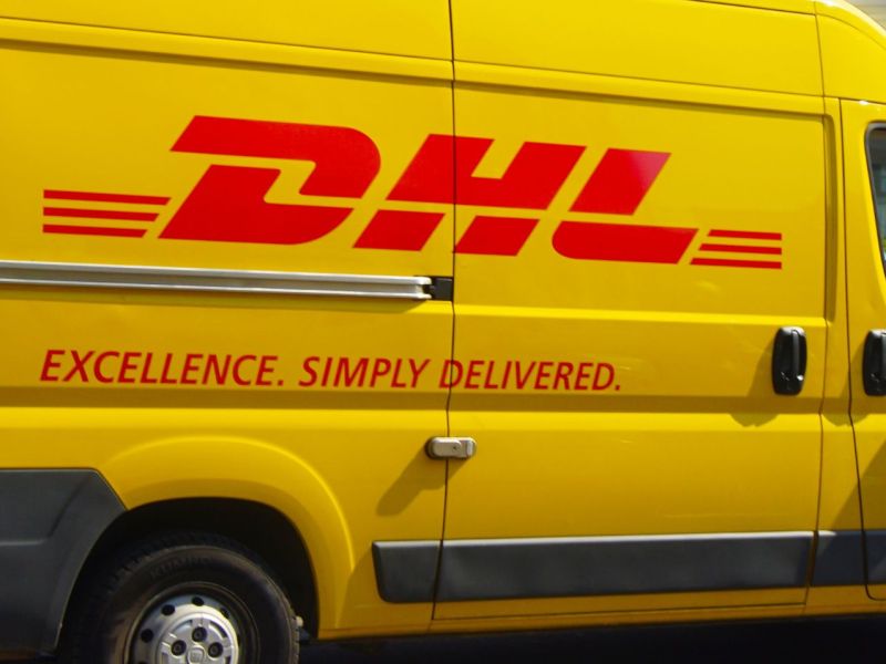 Ein gelber DHL-Transporter.