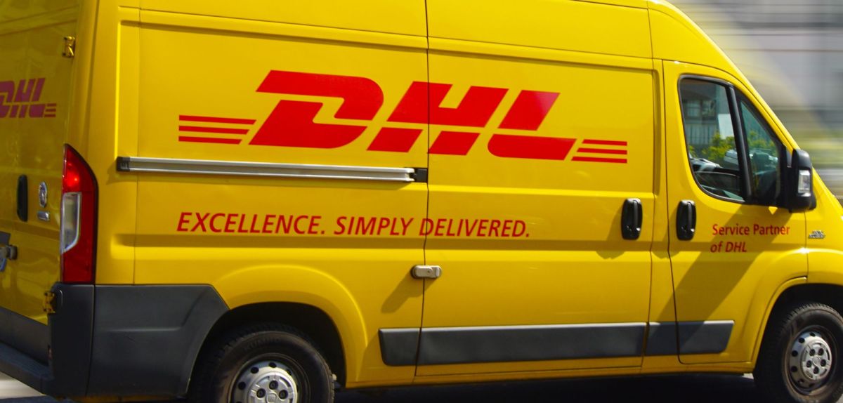 Ein gelber DHL-Transporter.