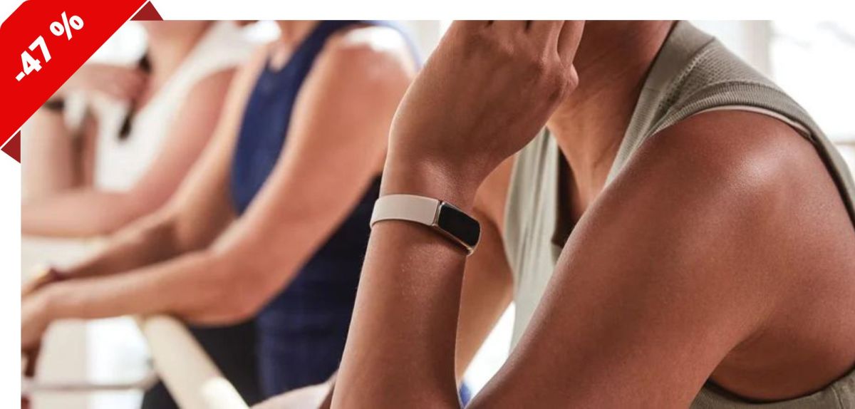 Fitbit Luxe am Handgelenk einer Frau