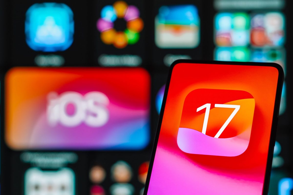 Smartphone-Bildschirm zeigt iOS 17-Logo an, vor Hintergrund weiterer Bildschirme.