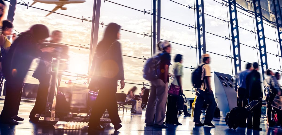 Passagiere an einem Flughafen.