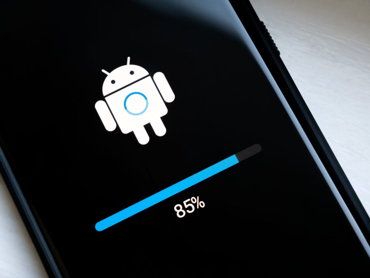 Android Update-Bildschirm auf einem Smartphone.