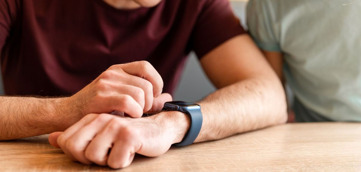 Mann nutzt Apple Watch-Familienkonfiguration.