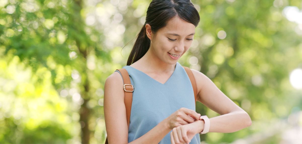 Frau bedient ihre Apple Watch.