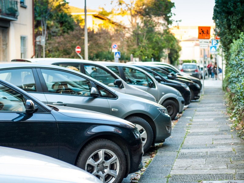 Autos parken in einer Straße