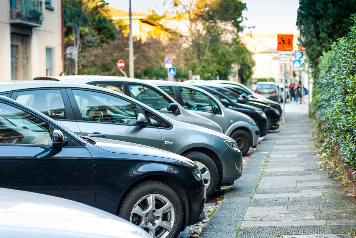 Autos parken in einer Straße