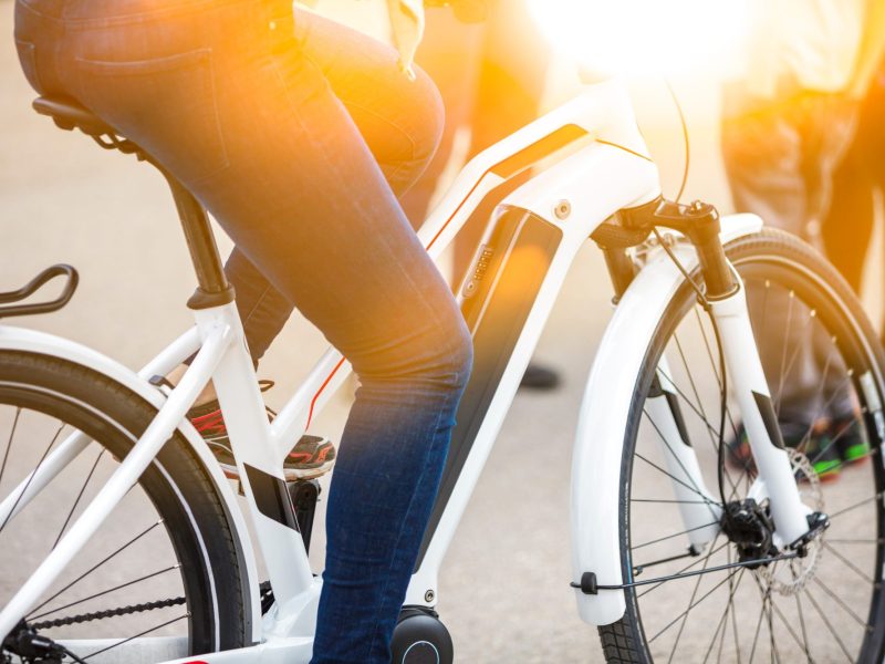 Frau fährt auf einem E-Bike.