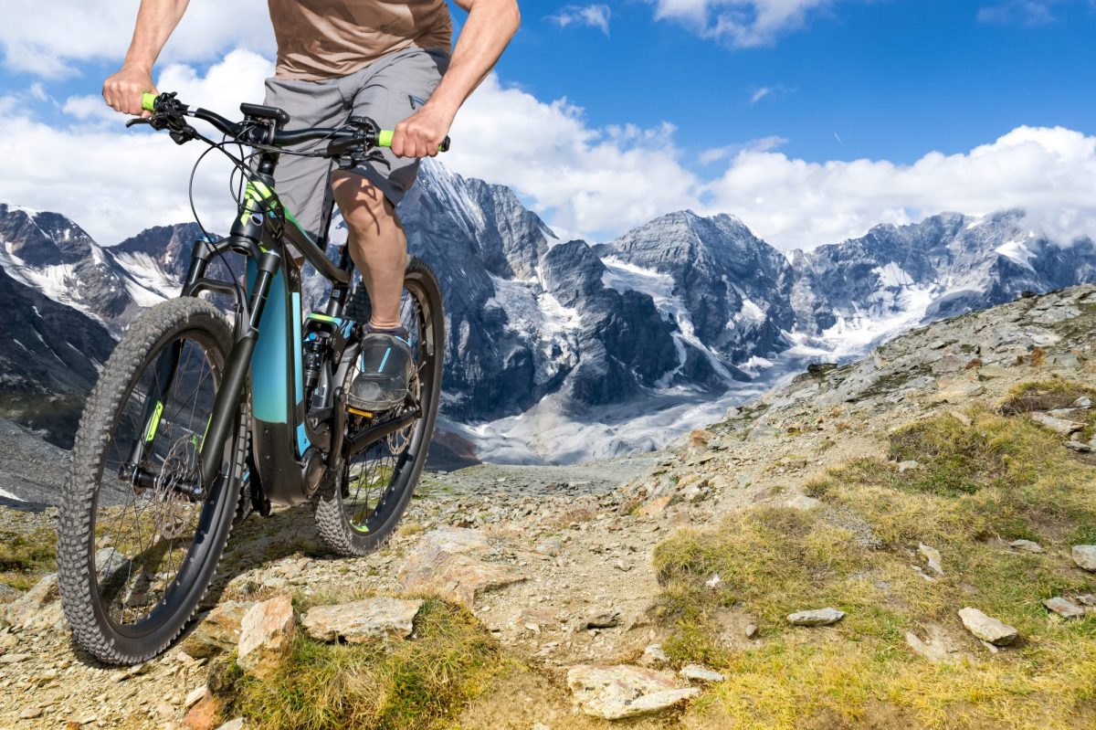 Ein E-Bike auf einem Berg.