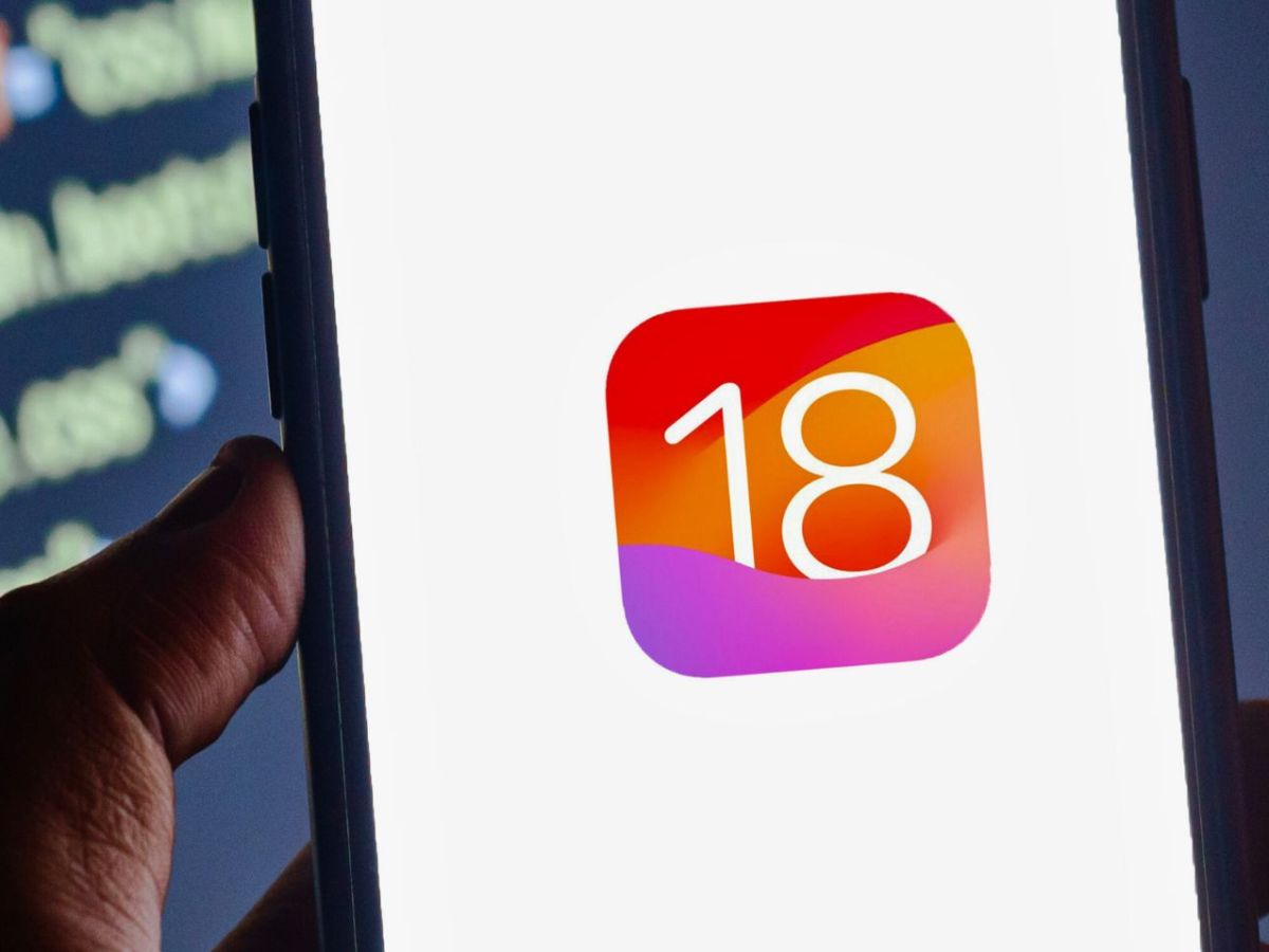 iOS 18-Logo auf iPhone vor Code