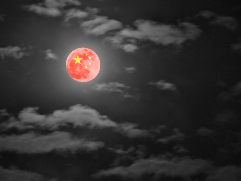 Mond am Himmel mit der chinesischen Flagge darüber