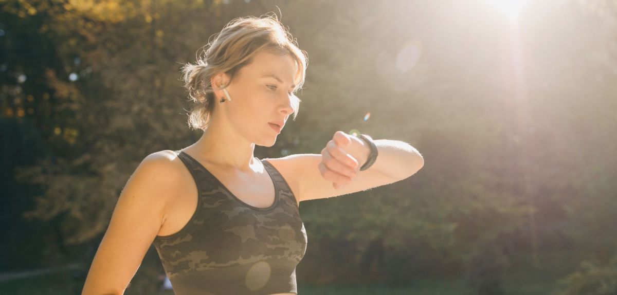 Frau hört Spotify auf der Apple Watch.