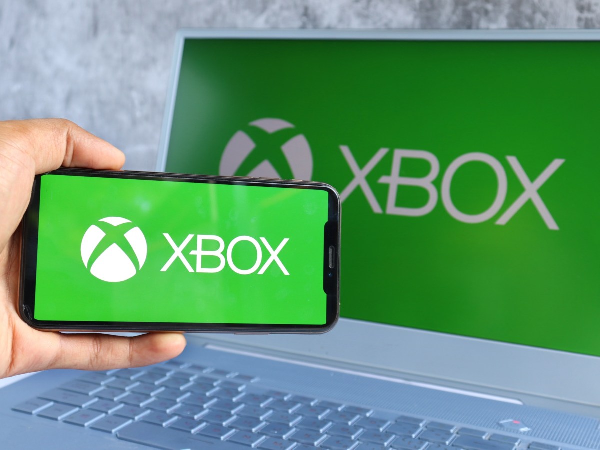 Das Xbox-Logo auf dem Handy und dem Laptop