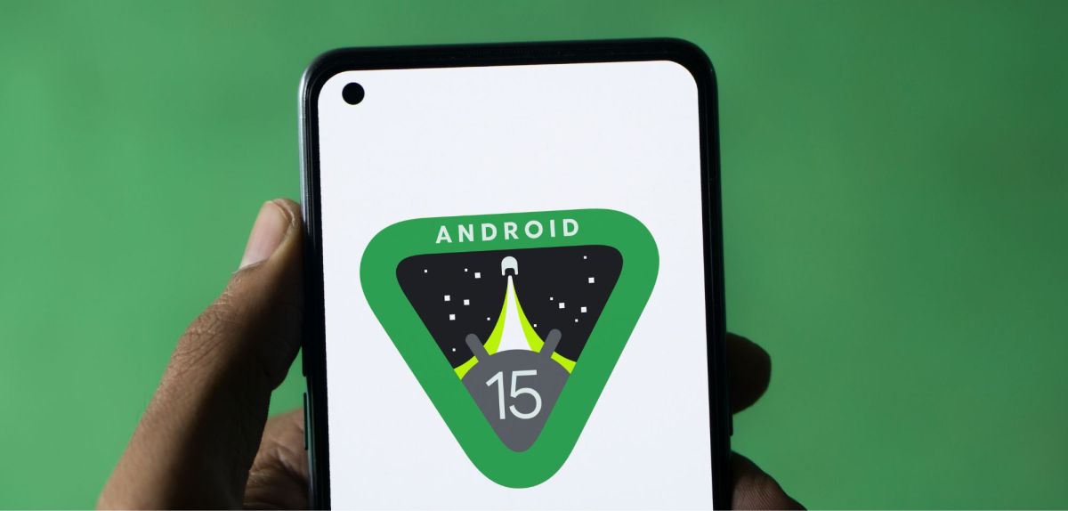 Android 15-Logo auf Smartphone