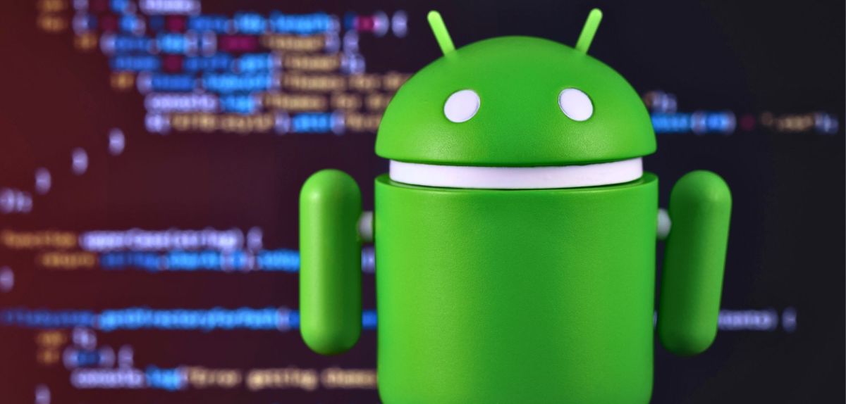 Android-Roboter vor Code-Hintergrund