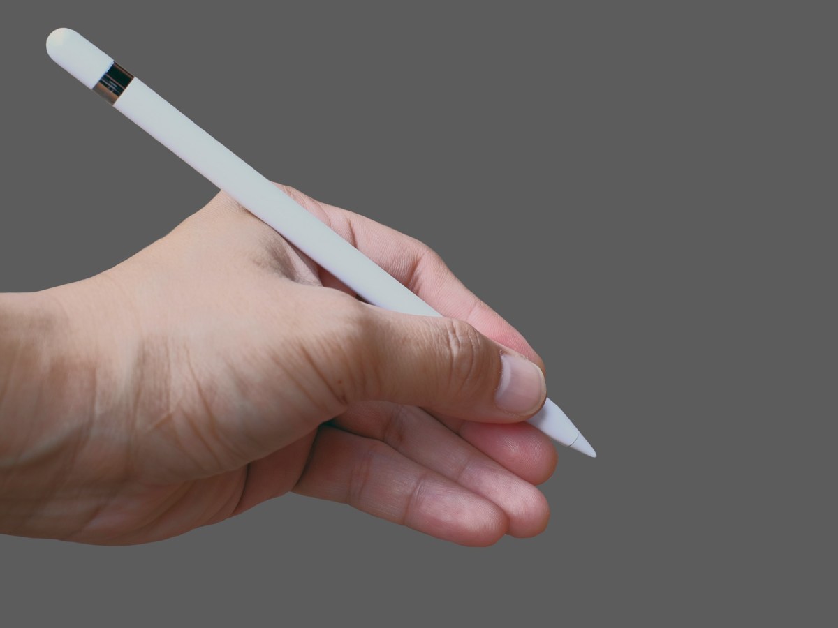 Person hÃ¤lt einen Apple Pencil in der Hand