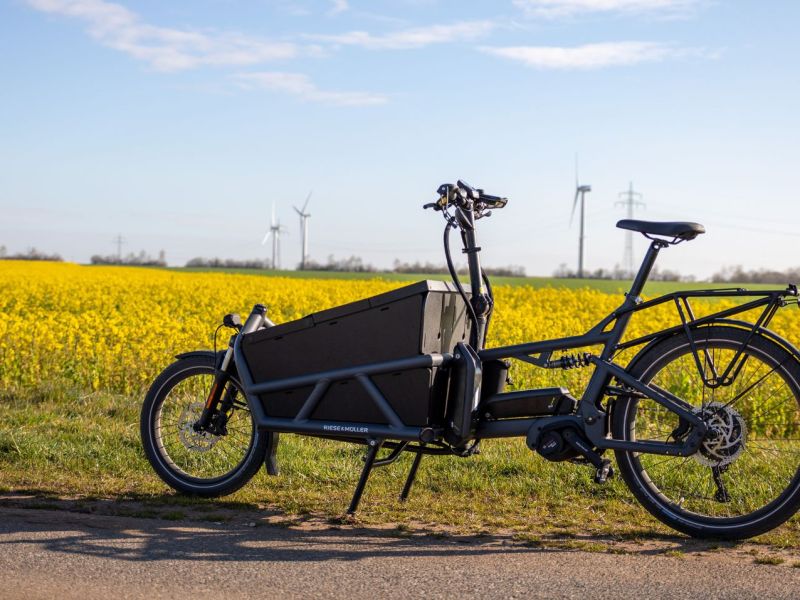 Lasten-E-Bike vor einem Feld.