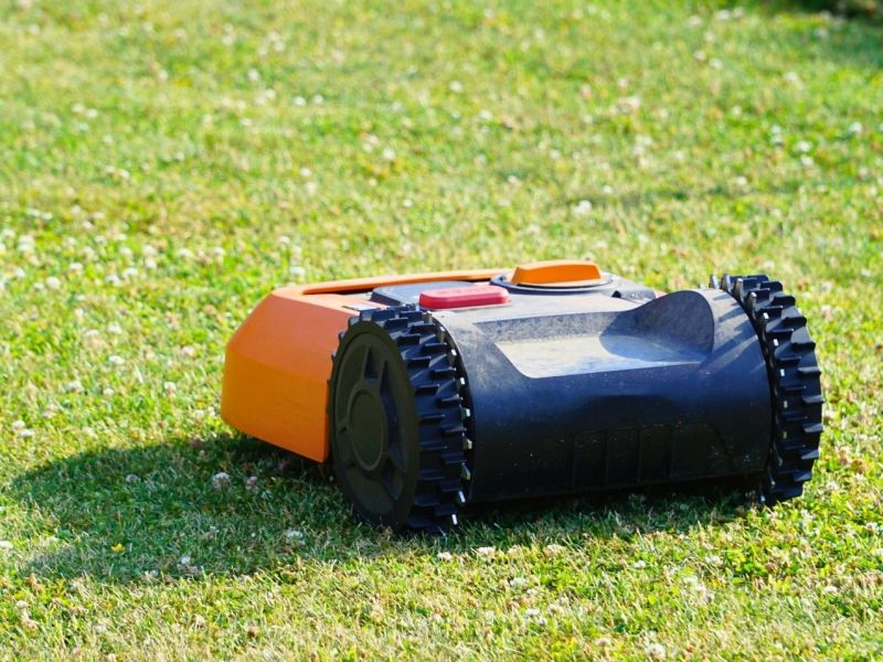 Mähroboter fährt unbeaufsichtigt durch den Garten.