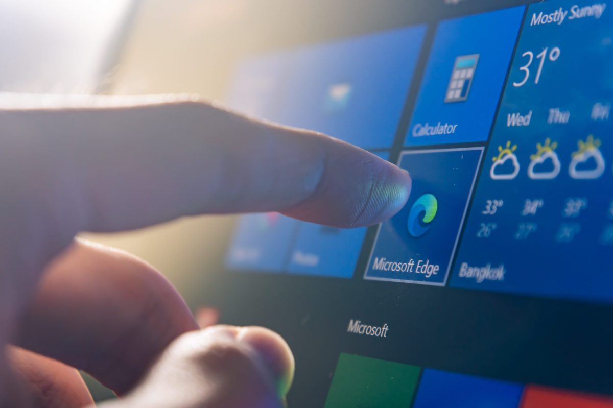 Finger tippt Windows-App auf Desktop an.