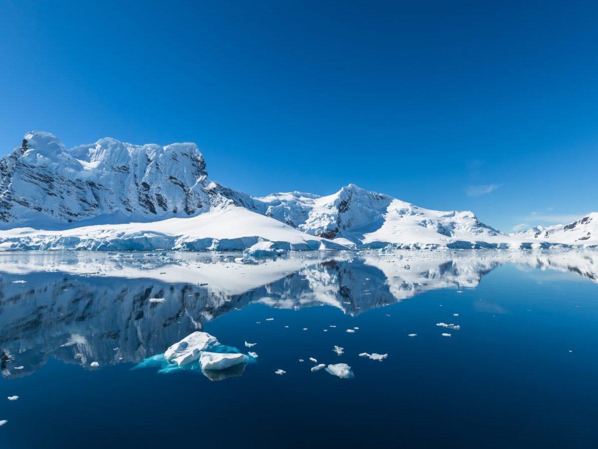 Mit Schnee überdeckte Gebirge in der Antarktis