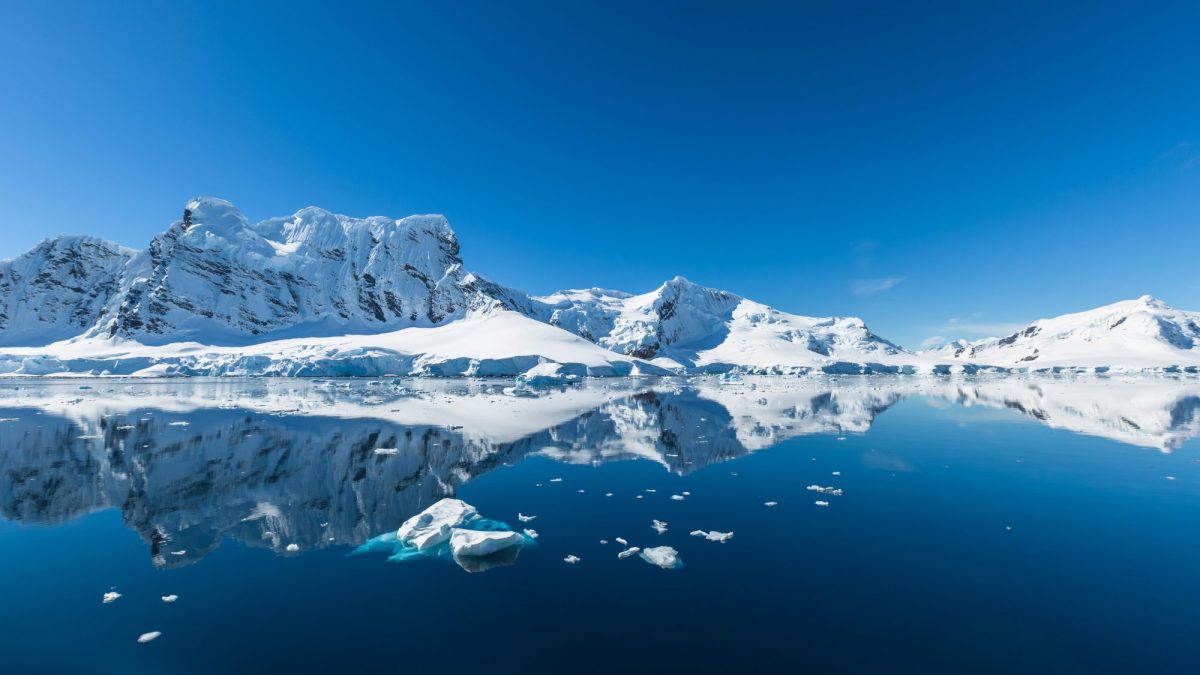 Mit Schnee überdeckte Gebirge in der Antarktis