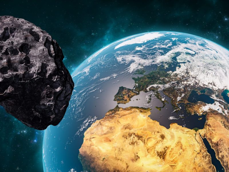 Asteroid schwebt im Weltraum vor der Erde.