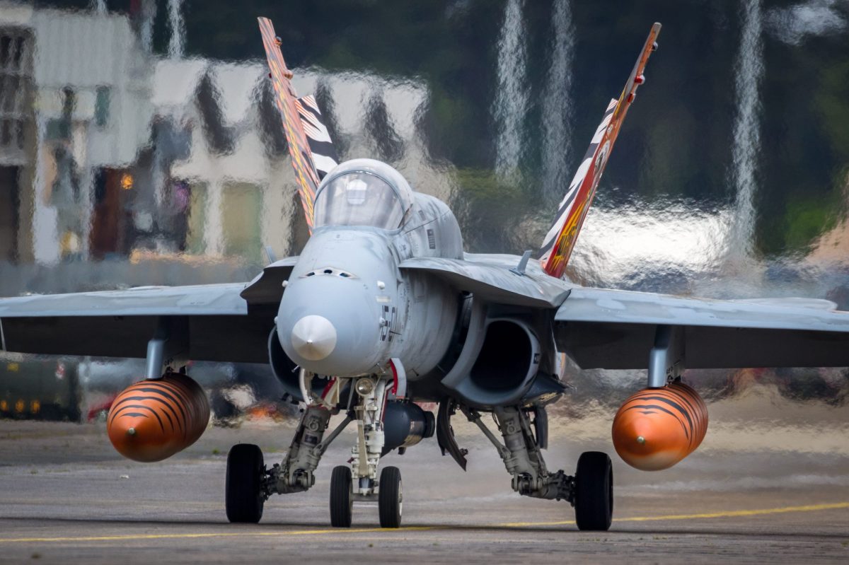 F/A-18 Hornet-Kampfflugzeug der spanischen Luftwaffe beim Rollen zur Startbahn