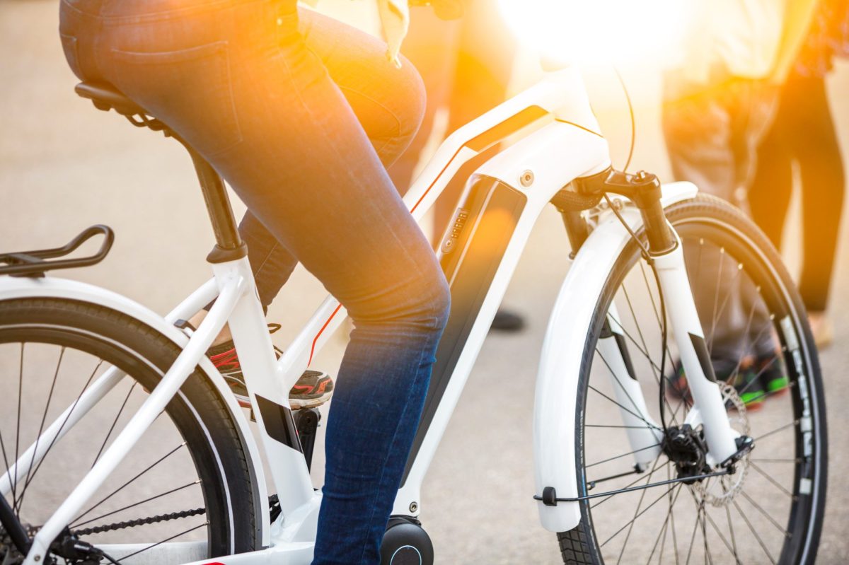 Frau fährt auf einem E-Bike.